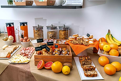 1 King 1 Single Non-Smoking Superior Room Balcony Sofa Convertible Into Two Twin Beds Free Bottle Of