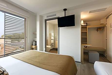 Family Room with One Queen Bed and One Single Bed - Balcony/Non-Smoking