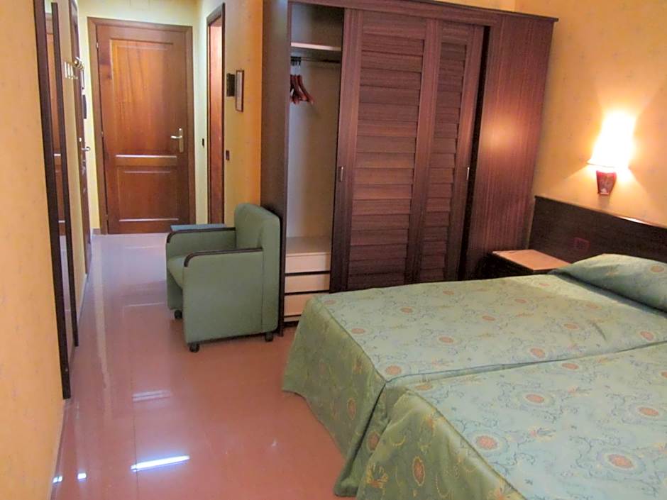 Foto 1 daripada 7 — Two Connecting Double Rooms