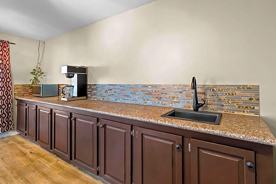 Rodeway Inn & Suites