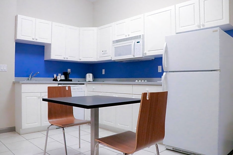 Days Inn & Suites by Wyndham Fort Myers Near JetBlue Park