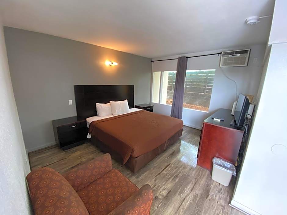 Photo 1 of 7 of 1 King Bed, Nonsmoking