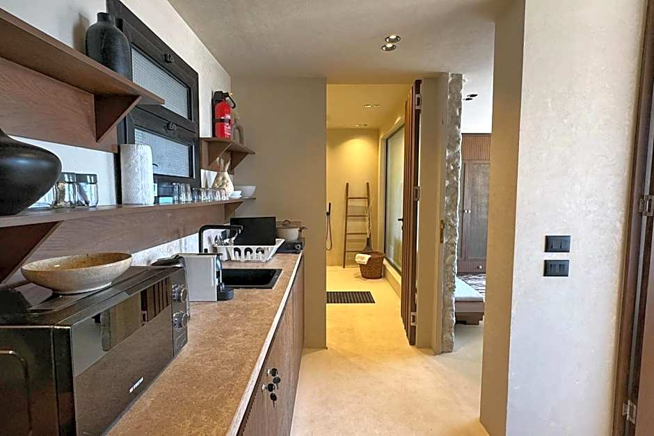 The 2 BDR Pyramids Vista w Bathtub