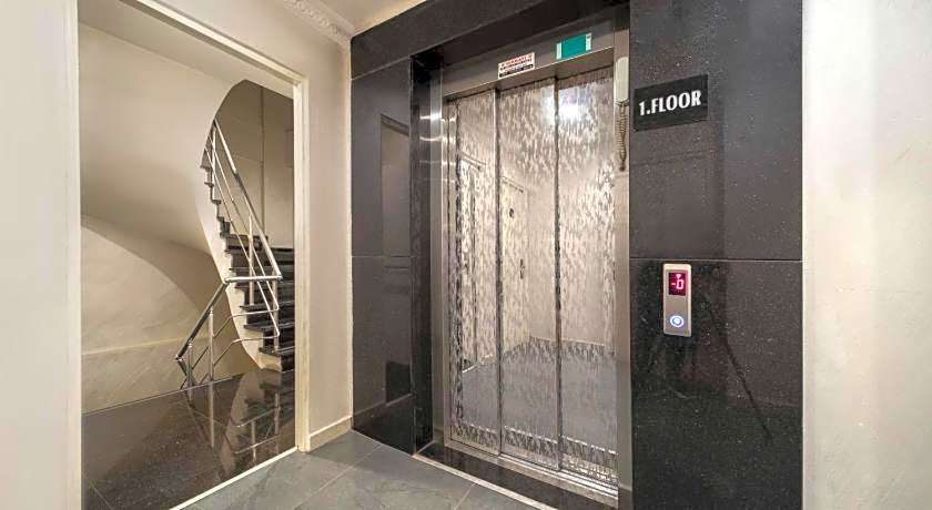 DELUXE NEWPORT HOTEL