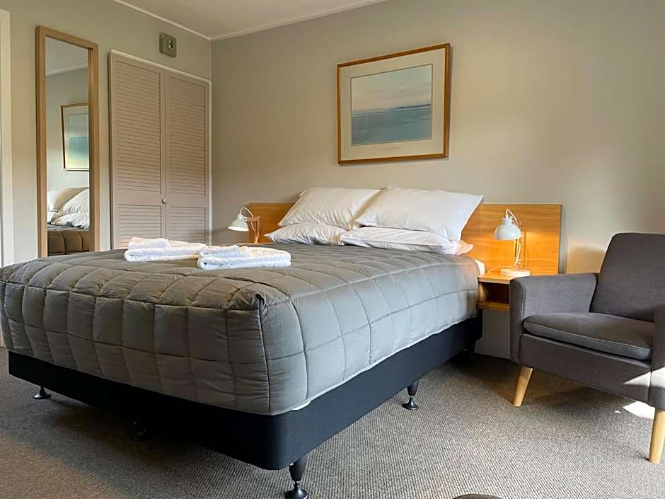 Photo 1 of 9 of 1 Queen Bed
