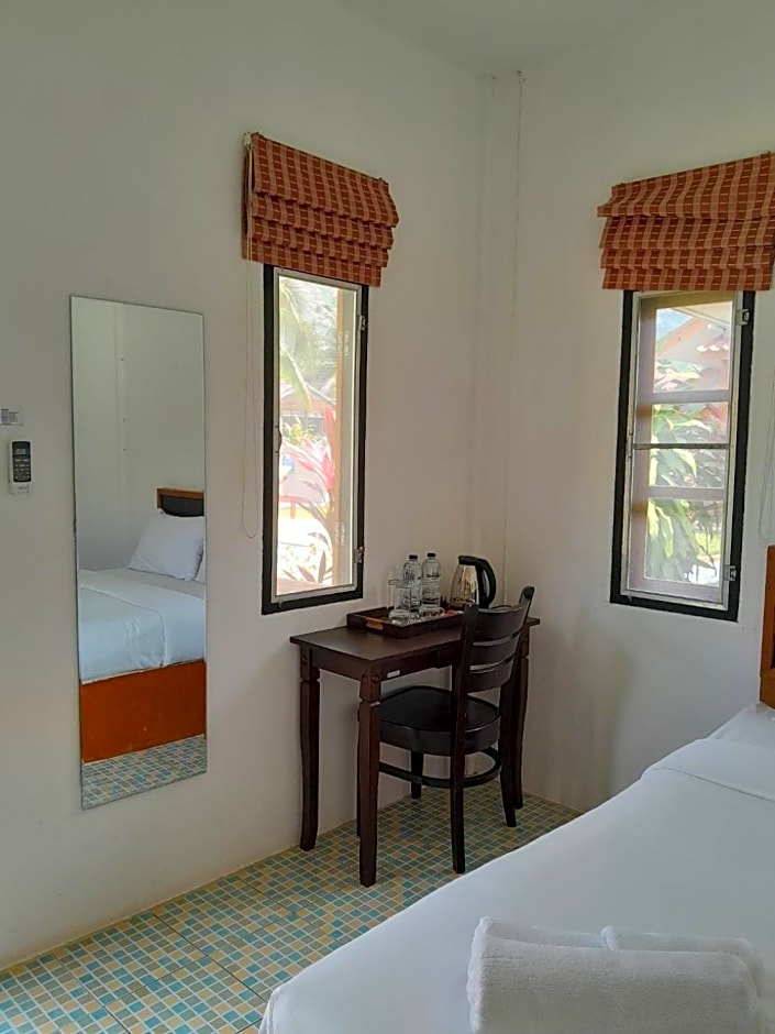 Khaolak Banana Bungalow