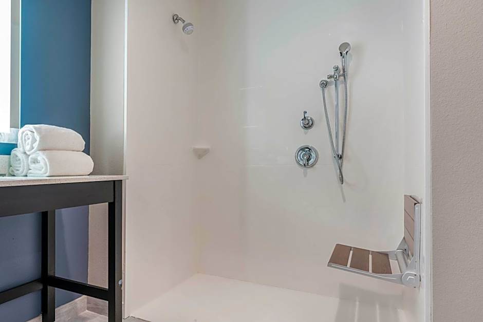 La Quinta Inn and Suites by Wyndham Houston Spring South