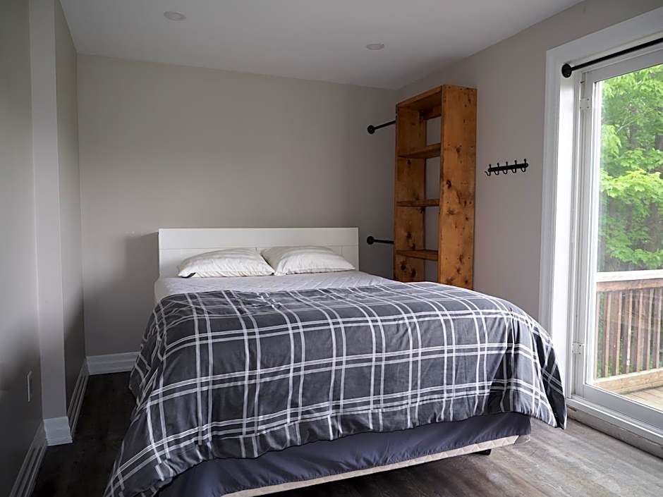 Gateside Chalets Modern Rustic 6-Bedroom with Hot Tub, Near the Village