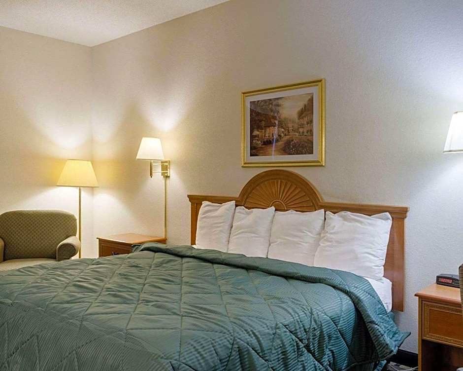 Photo 1 of 3 of 1 King Bed, Nonsmoking