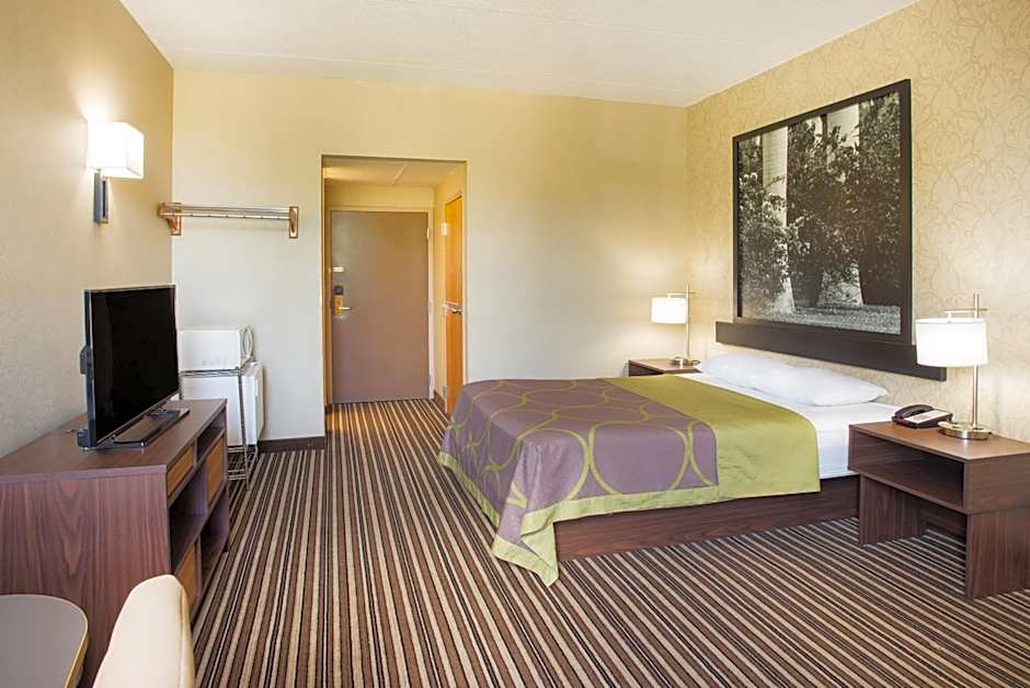 Photo 1 of 4 of Efficiency Queen Room with Kitchenette - Non-Smoking
