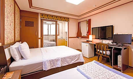 Standard Twin Bed Room