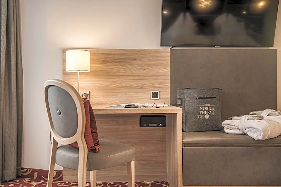 Hotel Norica - Thermenhotels Gastein mit dem Bademantel direkt in die Therme