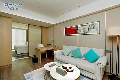 1 King Bed, Deluxe Suite, Non-Smoking