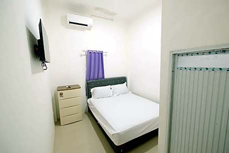 OYO 93756 Qq Kost Near Pantai Kebesaran Beach