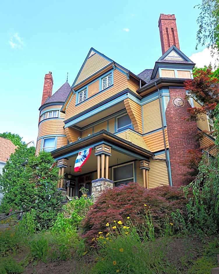 The Queen, A Victorian Bed & Breakfast