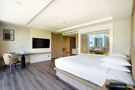 One-Bedroom Deluxe King Suite with City View