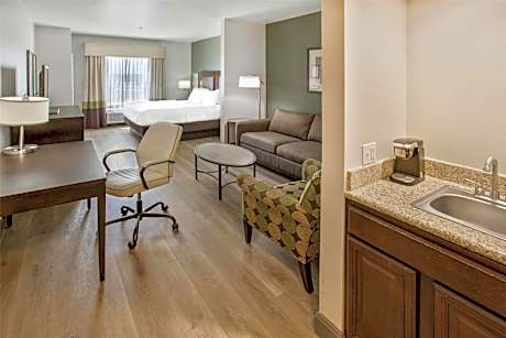 King Suite with Sofa Bed and Bath Tub - Disability Access
