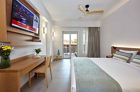 Signature Room with Outdoor Jacuzzi