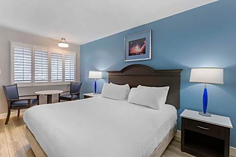 1 KING BED,NSMK,HISPD,PILLOWTOP BD,COFMKR,HAIR,IRON,FULL BREAKFAST