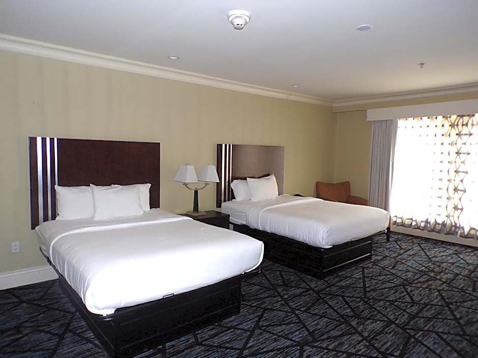 Niagara Crossing Hotel and Spa