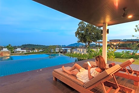 Three-Bedroom Deluxe Pool Villa with Spa bath
