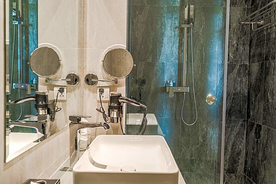 Sea Breeze Hotel & Villa