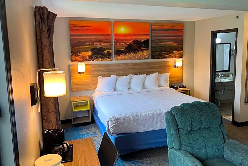 Days Inn & Suites by Wyndham Des Moines Airport