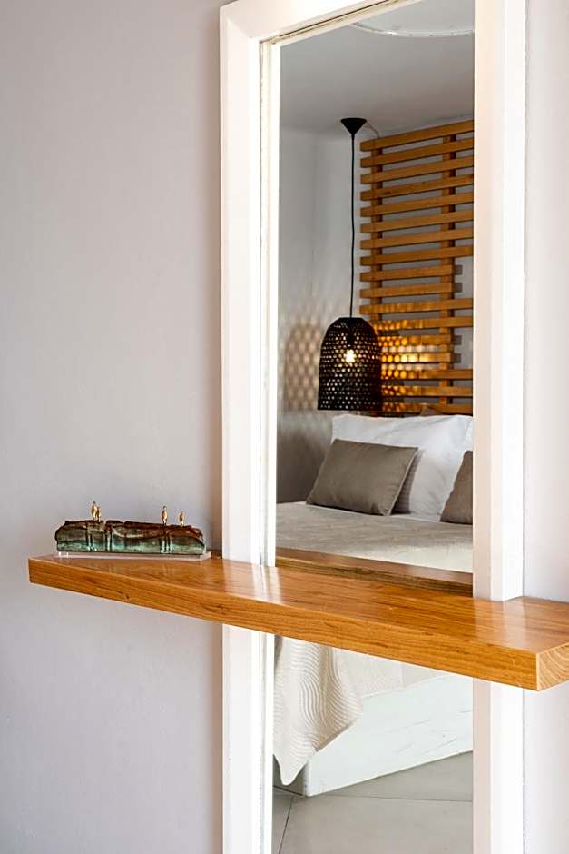 Sun Rocks Boutique Hotel - Caldera View Suites & Sunset Dining Experience
