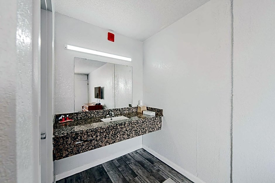 Econo Lodge Inn & Suites Bricktown