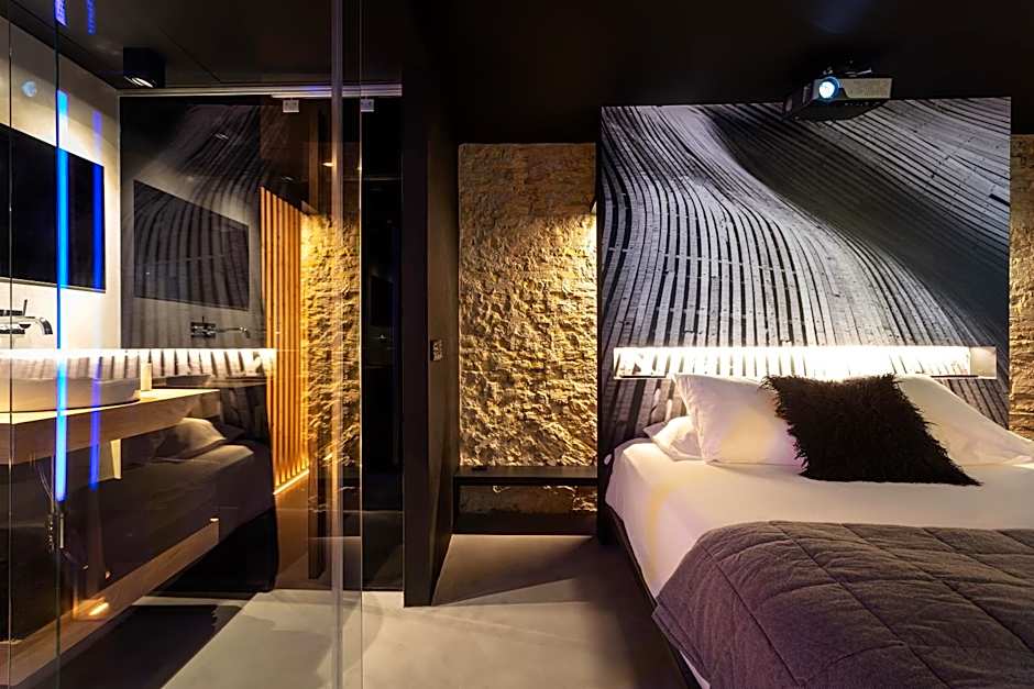 The Black Boutique -- Turistea Suites