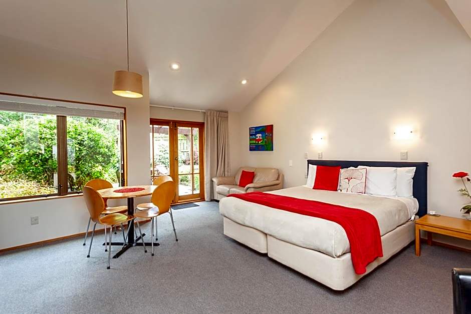 Cascades Lakefront Motel