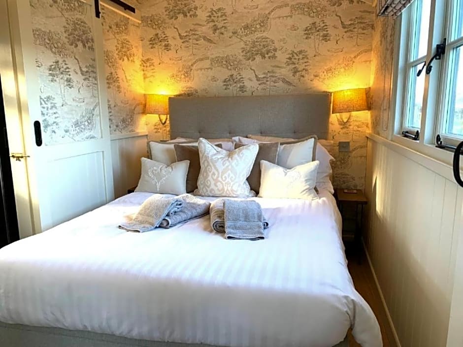 Luxury Shepherds Hut with Superb Views & Fire Pit & walking distance to a superb Gastro Pub