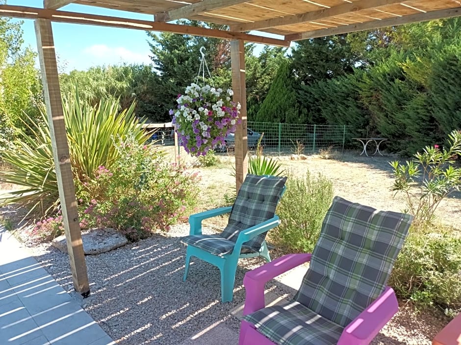 Chambres tomate, dans maison avec petit escalier et Stanna, à 6km du festival de piano de la roque d'anthéron