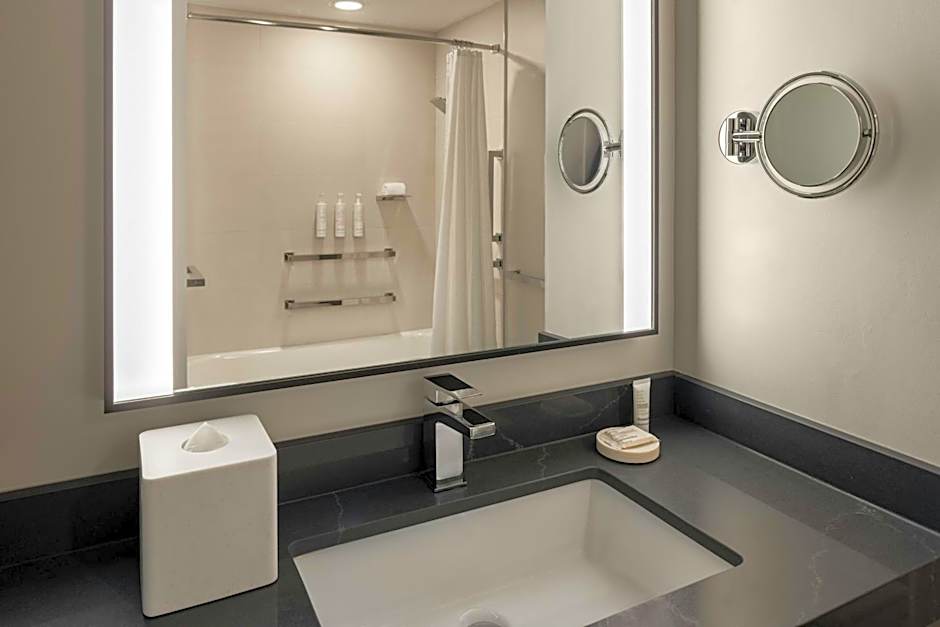 Oshkosh Marriott Waterfront Hotel & Convention Center