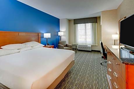 Deluxe King Room - Accessible, Roll-in Shower