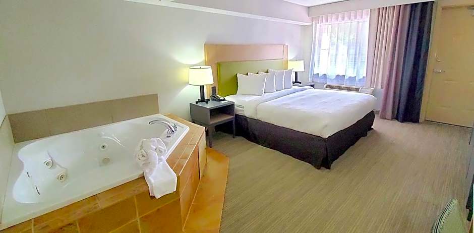 Photo 1 of 5 of 1 King Bed, Whirlpool, Balcony