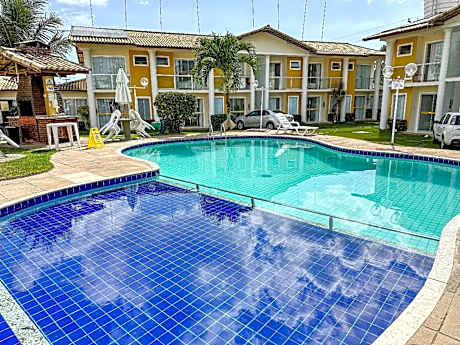 Flat's com 1 suíte no pavimento superior com internet privativa 300MBPS localizado no Residencial Mont Hebron, condomínio a aproximadamente 250m da praia de Taperapuã, com piscinas, sauna e portaria 24hrs