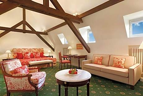 Classic Family Suite, 2 Bedroom Suite, Bedroom 1: 1 King, Bedroom 2: 1 Queen, Garden View