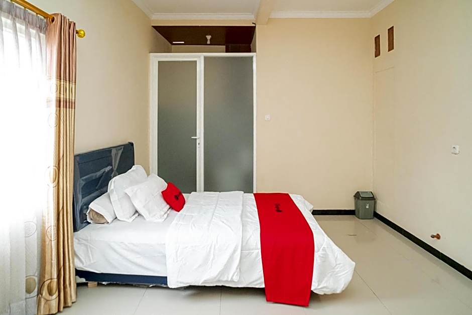 RedDoorz At Villa Akbar 3