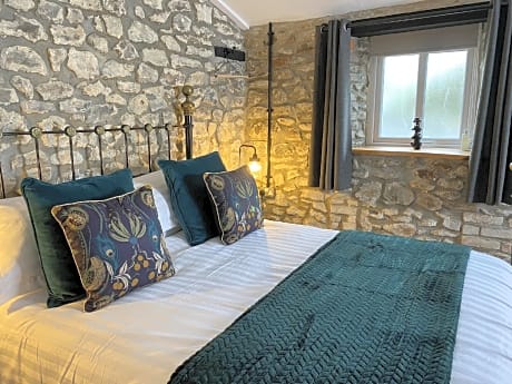 Family room-Comfort-Ensuite with Shower-Street View-BIRCH ROOM