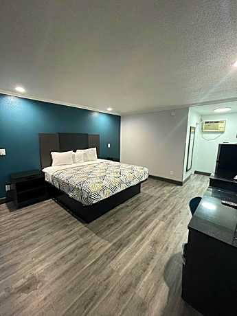 1 King Bed | Non-Smoking, Micfridge