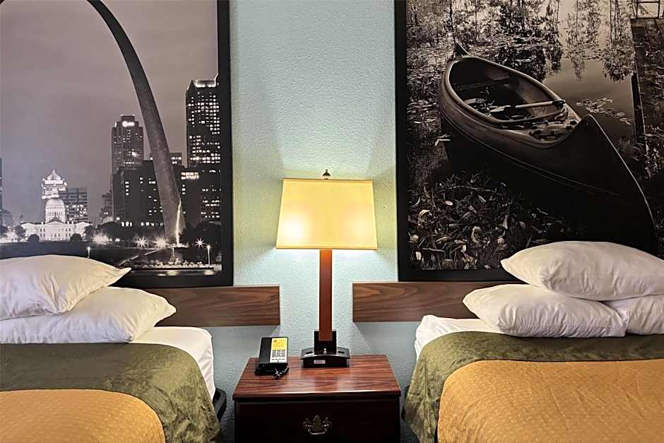 Super 8 by Wyndham Staunton