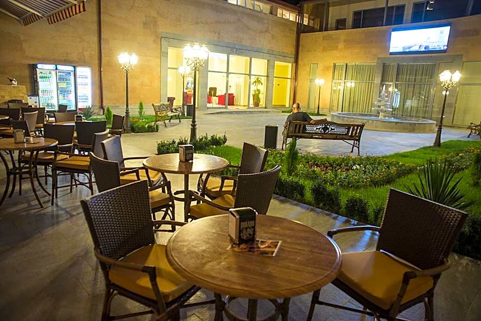 Ani Plaza Hotel