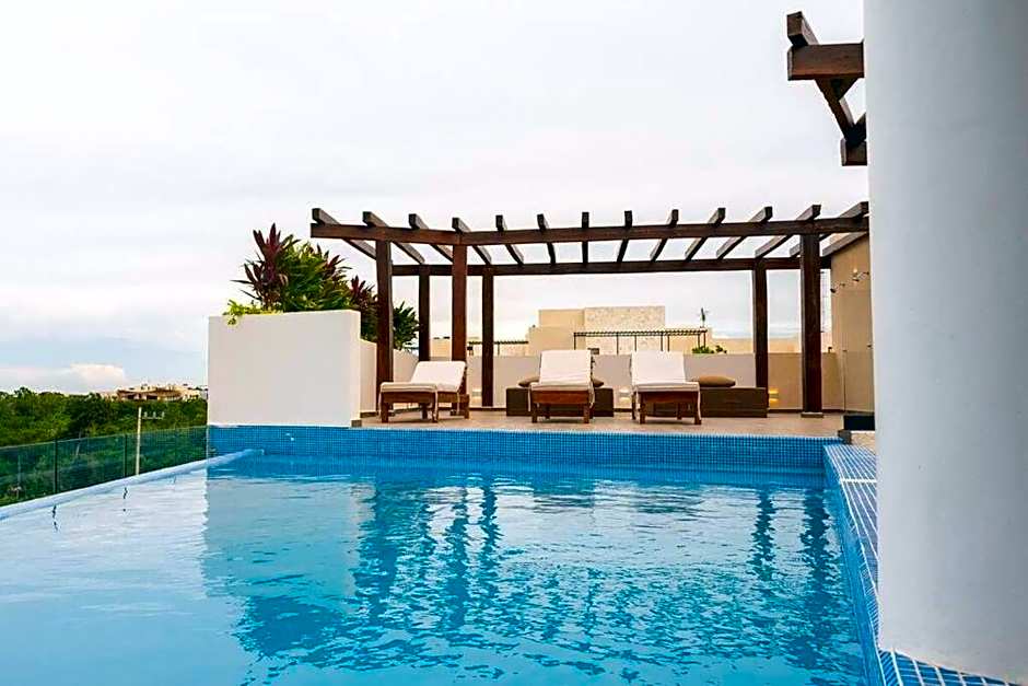 Spacious Penthouse with pool