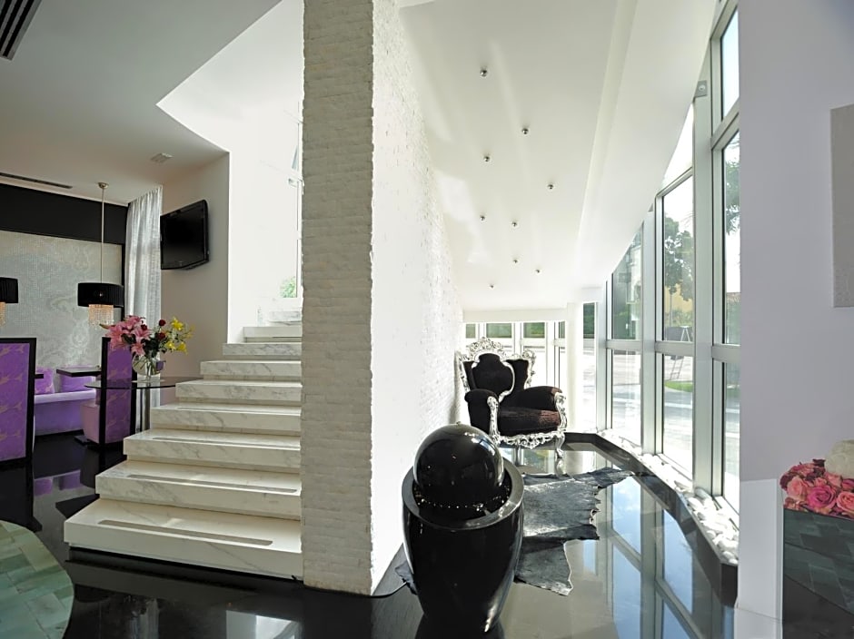Hotel In - Lounge Room