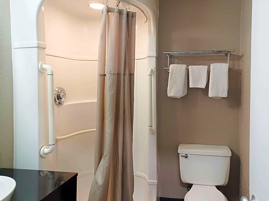 Motel 6-Fresno, CA - Blackstone North