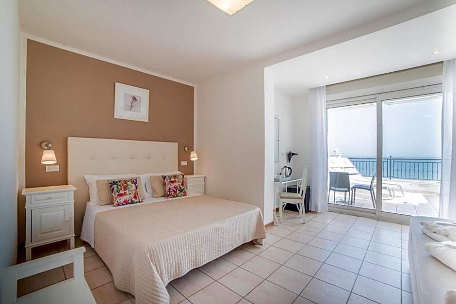 Hotel Soraya - Spiaggia Sawasdee with Beach, Restaurant & Parking