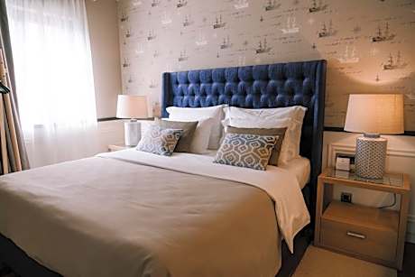 Deluxe Two Bedroom Apartment with Balcony and Sea View