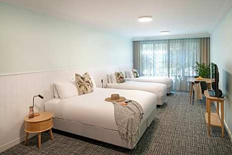 SUPERIOR ROOM, Family Room, 1 King bed + 2 Single beds