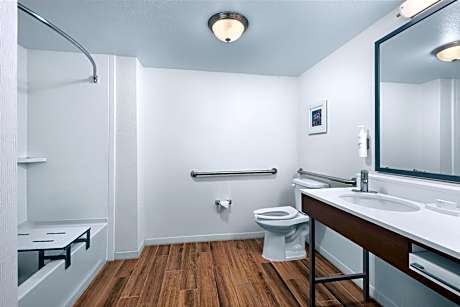 2 Queens Mobility Access W/tub Nonsmoking
